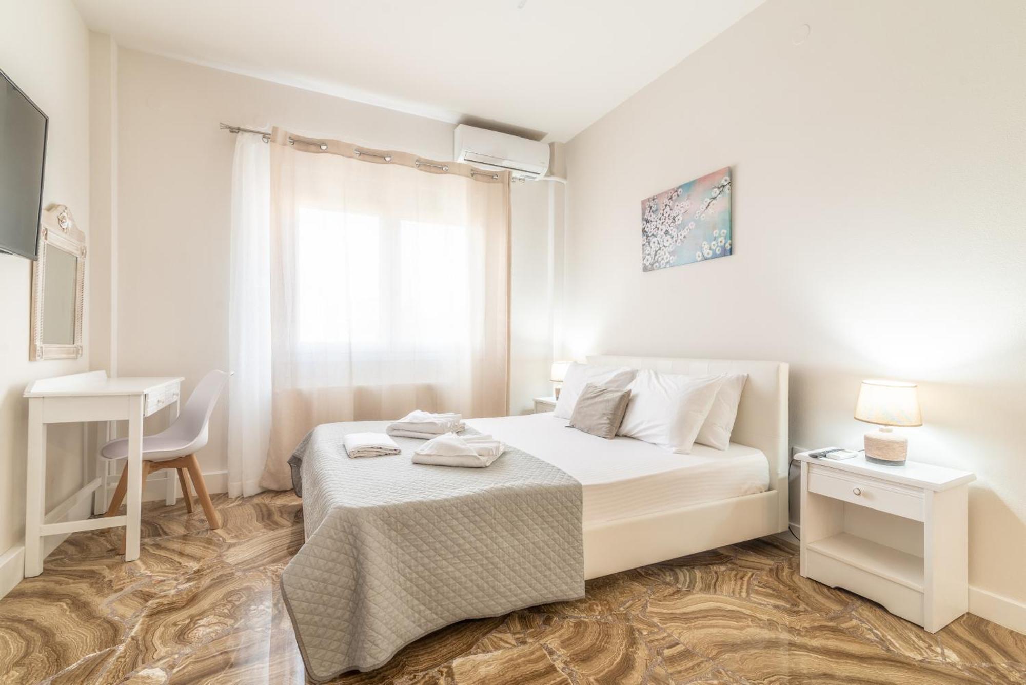 Stylish Near The With Parking *
