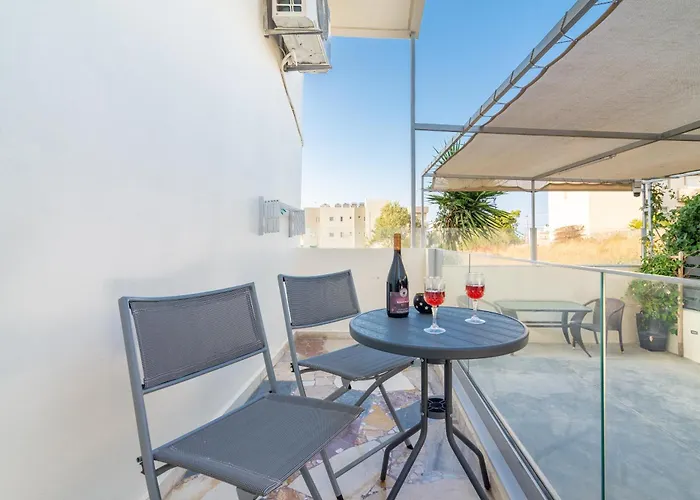 Stylish Apartment Near The Beach With Parking