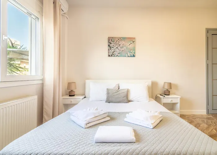 Stylish Apartment Near The Beach With Parking