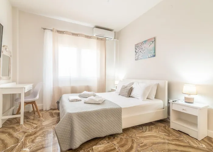 Stylish Apartment Near The Beach With Parking