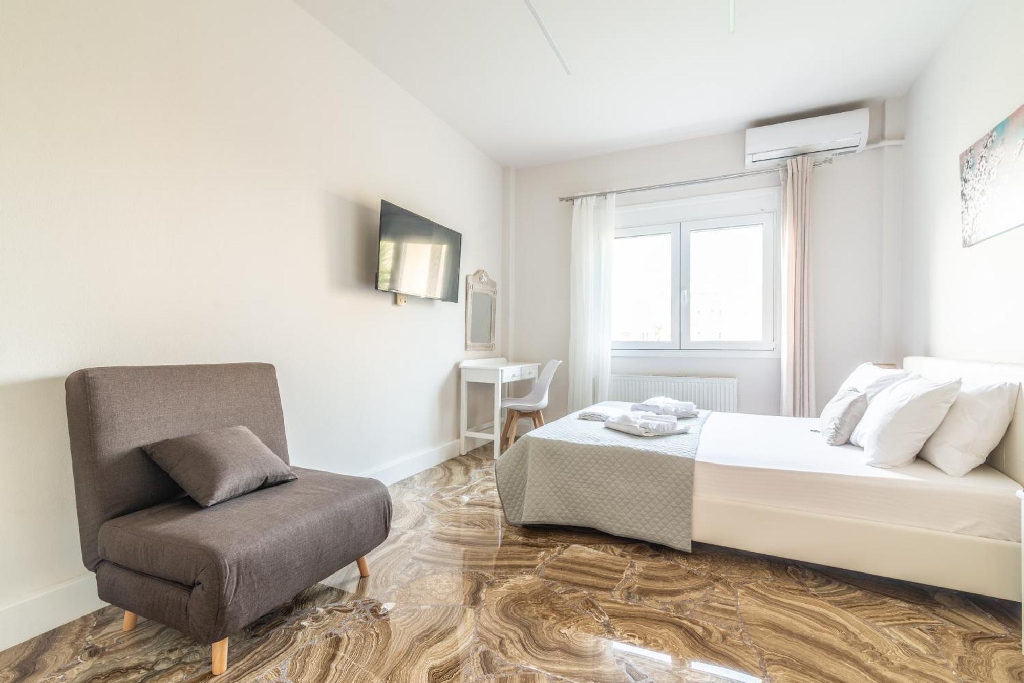 Stylish Near The With Parking *